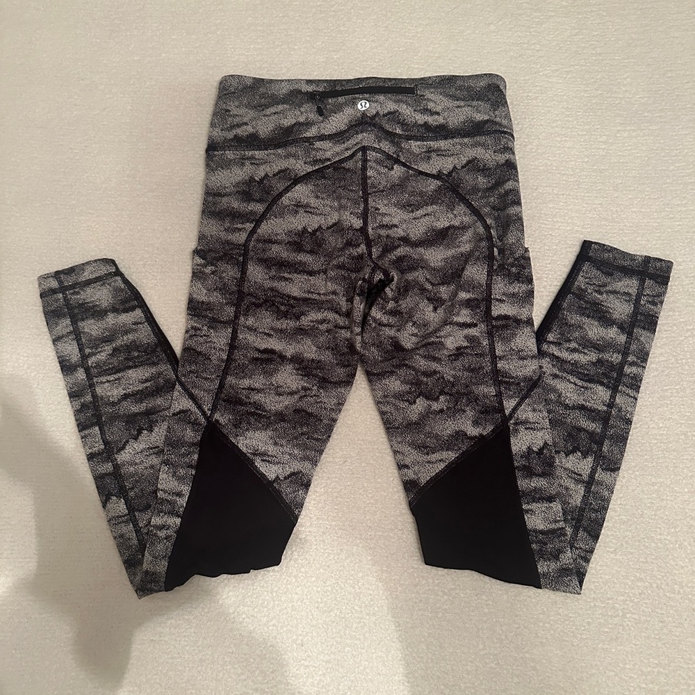 Lululemon Black & White Size 6 Leggings. Like new condition